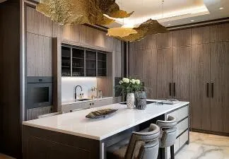 Кухня с белым островом и золотыми подвесными светильниками