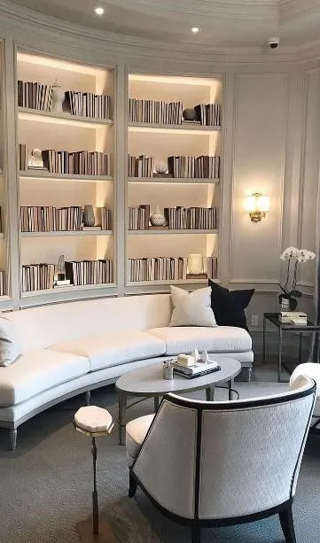 Уголок для чтения с подсвеченными книжными полками