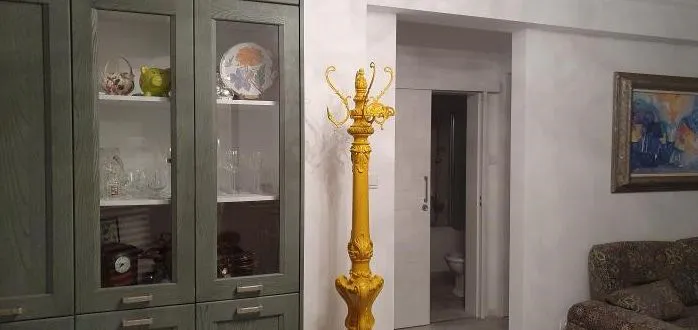 Зелёные стеклянные шкафы и жёлтая скульптура