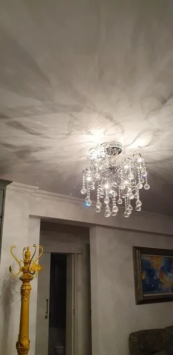 Хрустальная люстра в холле