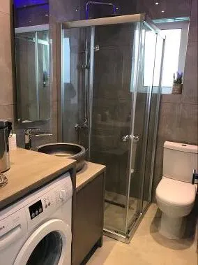 Новый санузел со стеклянной душевой