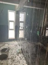 Bathroom walls in dark marble-look tiles