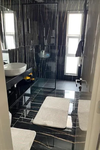 Bathroom in dark marble-look tiles